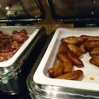 朝食付き。美味しかったです。