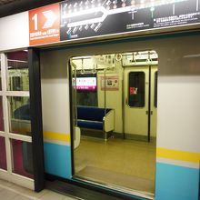 大きめのホームドアとガラ空きの早朝の地下鉄東西線