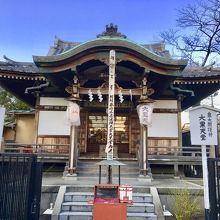 夕方大分寒くて線香のそばにコンロがありました