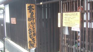 様々なからくりおもちゃが並んでいます。