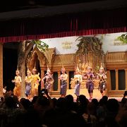 タイの舞踊を見ながらのビュッフェ