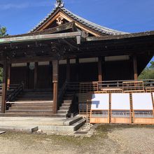 西室では障子の張替中でした。