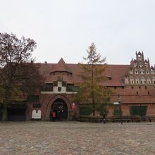 有料部分入口。チケット売り場とはやや離れている