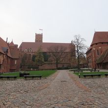 「中の城」広場。大きな岩や4人の偉人像がある。