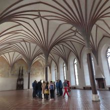 「中の城」大食堂。ツアー客の足元辺りに当時の床暖房跡がある。