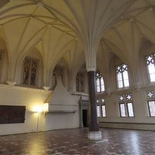 「中の城」夏の食堂。被弾した跡が残る。