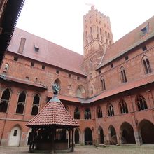 「高い城」中庭。