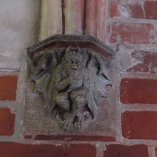 「高い城」回廊にあるトイレを示すレリーフ。