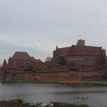 川の対岸から見るマルボルク城。