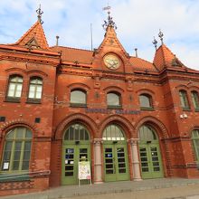 マルボルク駅。大きな交差点を超え商店街を抜け城へ。