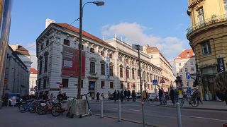 美しい建物に劇場関連の展示と2020まで造形美術アカデミー絵画ギャラリーの作品が一部展示されてます