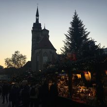 広場のクリスマスマーケット風景