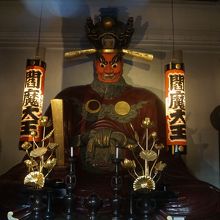 電気のスイッチをつけると閻魔様が現れます。