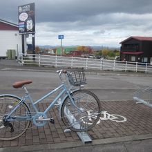 正門前の駐輪場にて、お借りした自転車を記念撮影( ´∀｀ )