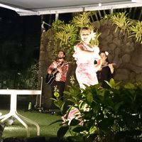 プール近くのステージで、フラダンスショー