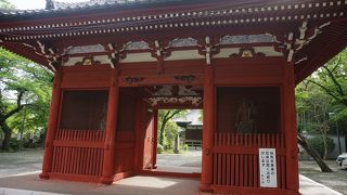 権力者の庇護を感じる雰囲気