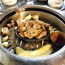 お肉は焼けたら真ん中の容器に