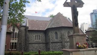 セントパトリック大聖堂の前にあります