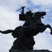 像は南の鎌倉を向いていて、天にも昇る勢い