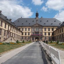 門からの景観です。