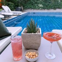 プールとプールバーで頼んだカクテル