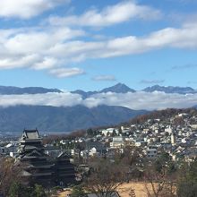 松本城と北アルプスの景色