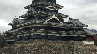 白と黒のコントラストが美しい『国宝　松本城』