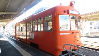 オレンジの車体が鮮やかです