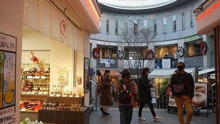 小町通りに面するショッピングモール