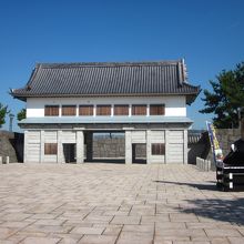 旧伊達藩の大手門風のゲート