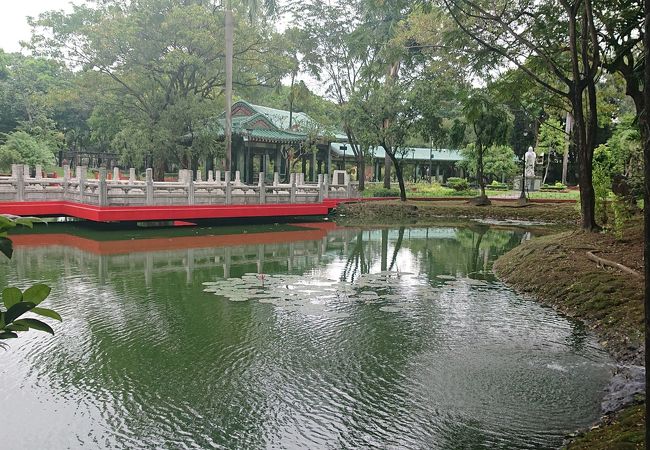 中華テイストの庭園