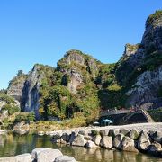 険しい岩山 青の洞門の上