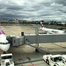 ピーチとジェットスターが隣り合わせ。