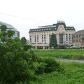 浅川沿いに立つ、アンテック調な素敵なホテル、絵になります