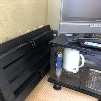 テレビの裏に消臭剤が隠されている