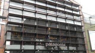 キャットストリート沿いにあるアウトドアブランドのショップです