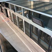 ターミナル間の移動用電車