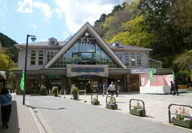 高尾山ケーブルとリフトの始発の駅で、絵になります