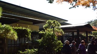 内苑の入口にある三溪記念館では三溪自筆の書画やコレクションを展示しています