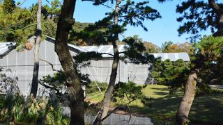 臨春閣は現在屋根の改修工事中でシートに覆われていて外観を見ることができません