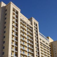 晴天の中にそびえ立つ