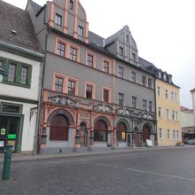 右手の建物です。