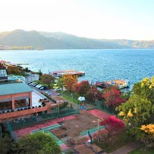 湖畔の遊歩道を望む～