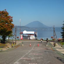温泉街から湖畔へ