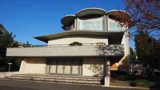 皇居東御苑の中にあるユニークな外観の音楽ホール