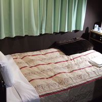 机はベッドの足元にあります