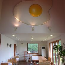 オブジェの卵が壁に？…