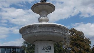 ヴュルツブルク中央駅の駅前広場にあります。