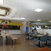 店内は簡素な造り