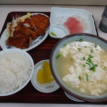 ゆし豆腐定食を注文。これで６９０円。安くて量が多い。